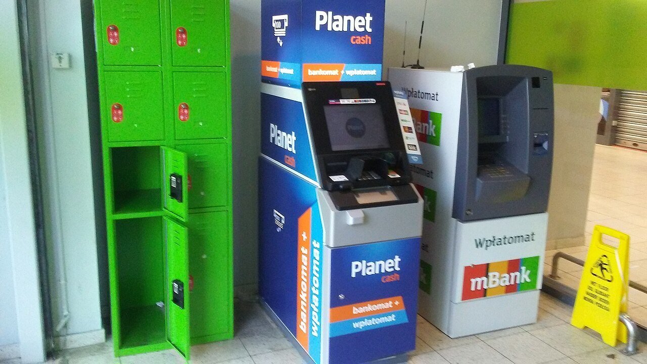 Önálló Euronet és Planet Cash ATM-ek egy banki ATM mellett