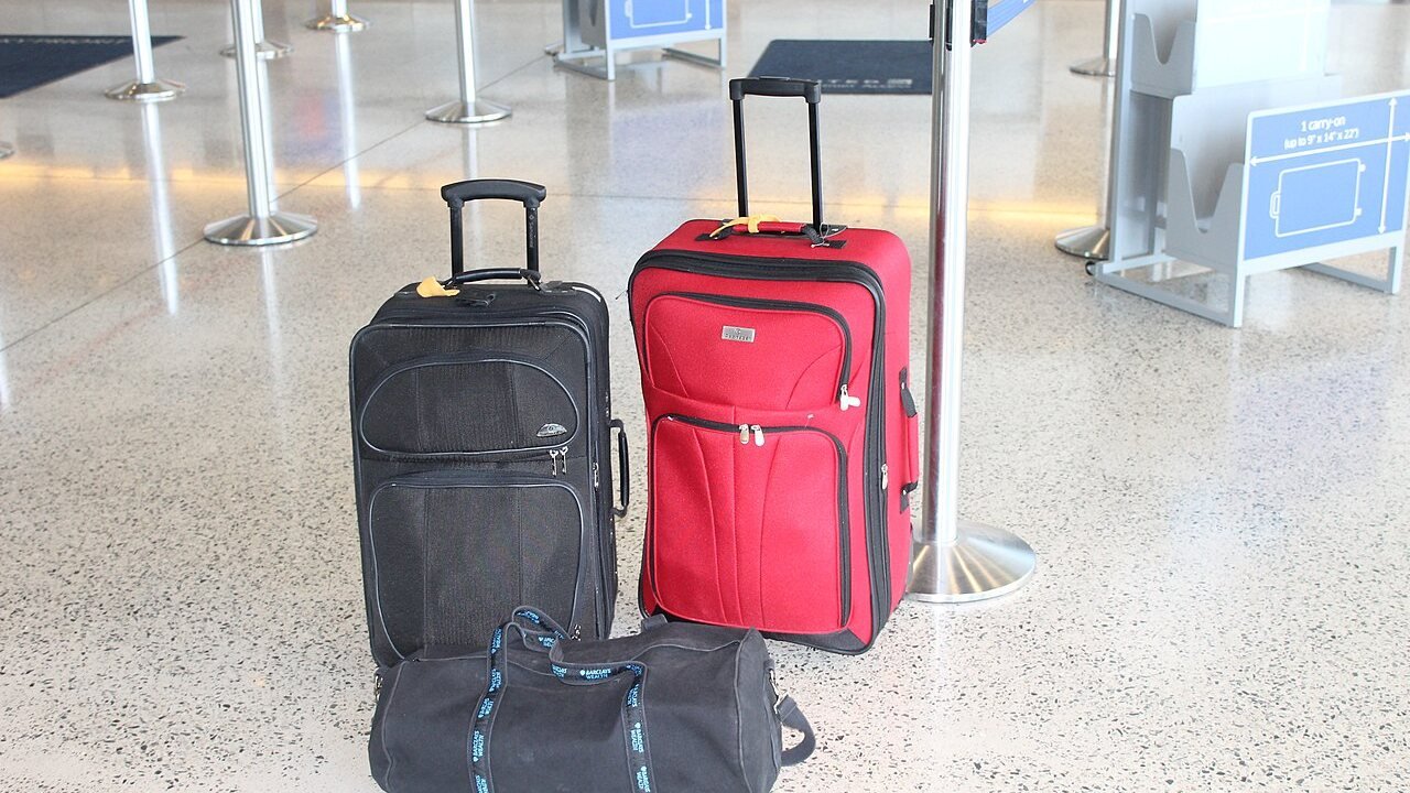 Bőröndök és egy utazótáska a repülőtéri check-in területen