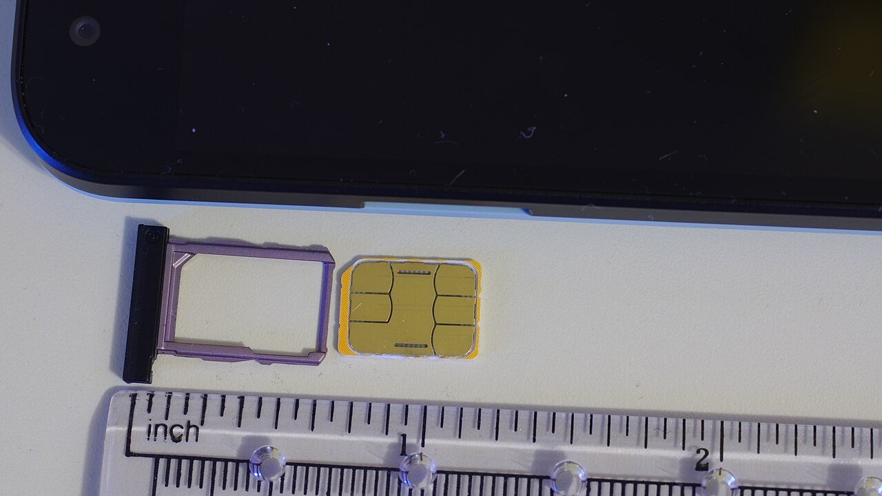 Nano-SIM kártya a telefon tálcája mellett