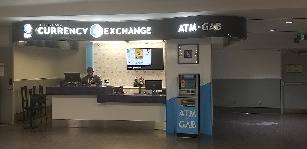 Pénzváltó pult és ATM egy repülőtéri terminálban