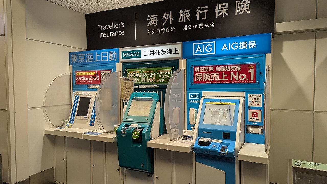 Utasbiztosítást árusító automaták egy repülőtéren