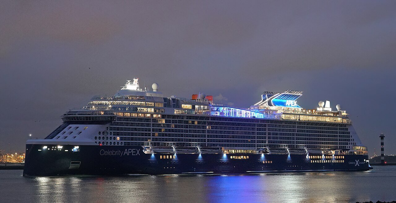 A Celebrity Apex óceánjáró hajó Hoek van Holland közelében